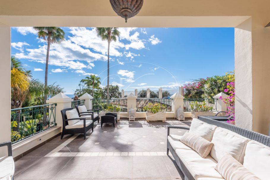 Amazing hilltop cortijo close to Laguna beach, New Golden Mile