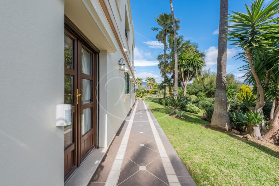 Amazing hilltop cortijo close to Laguna beach, New Golden Mile