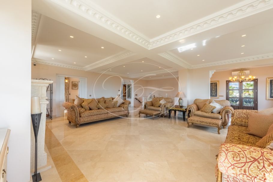 Amazing hilltop cortijo close to Laguna beach, New Golden Mile
