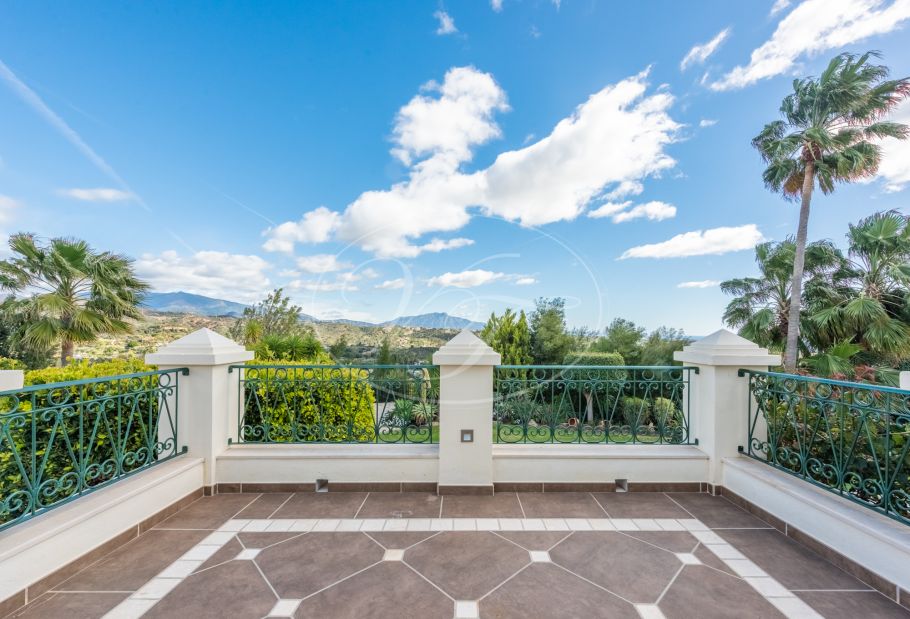 Amazing hilltop cortijo close to Laguna beach, New Golden Mile