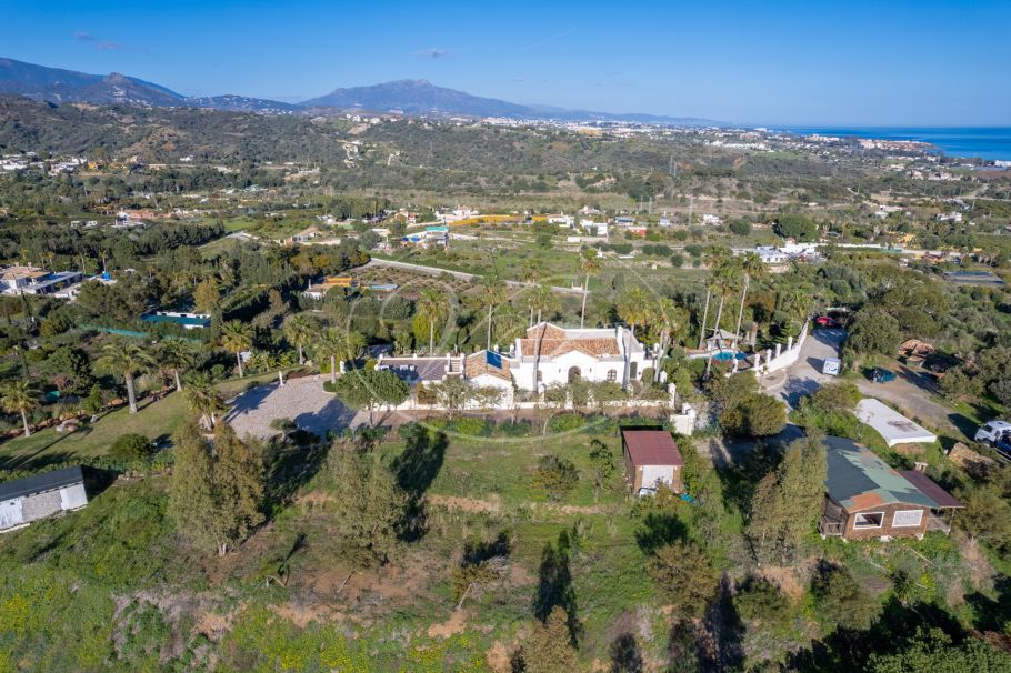 Amazing hilltop cortijo close to Laguna beach, New Golden Mile