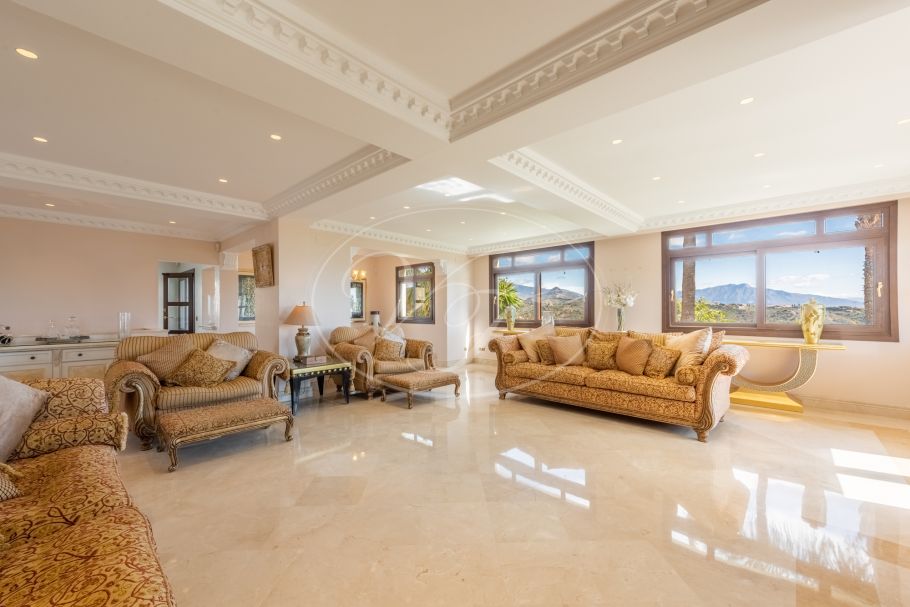Amazing hilltop cortijo close to Laguna beach, New Golden Mile