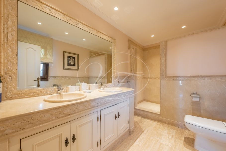 Amazing hilltop cortijo close to Laguna beach, New Golden Mile