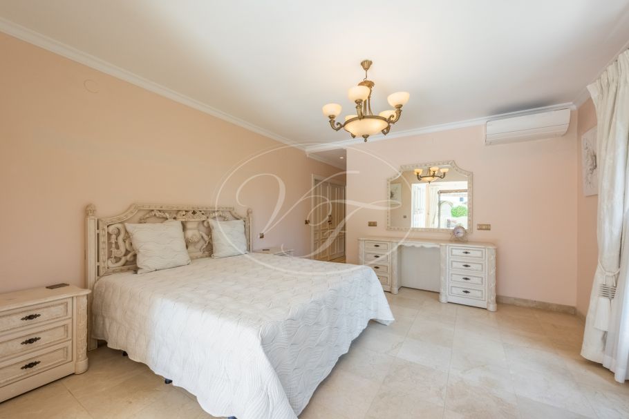 Amazing hilltop cortijo close to Laguna beach, New Golden Mile