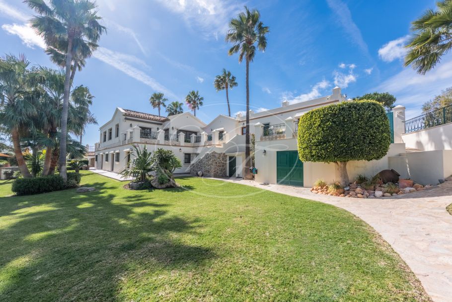 Amazing hilltop cortijo close to Laguna beach, New Golden Mile