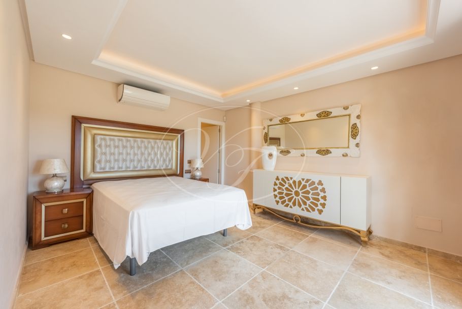 Amazing hilltop cortijo close to Laguna beach, New Golden Mile