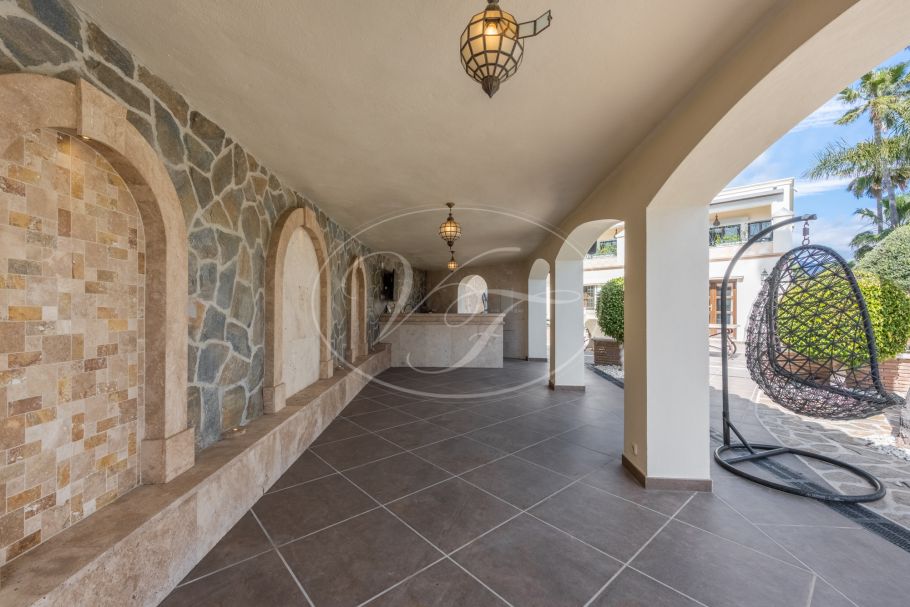 Amazing hilltop cortijo close to Laguna beach, New Golden Mile