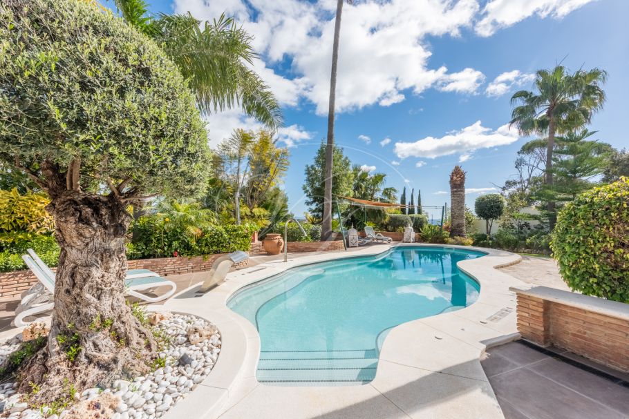 Amazing hilltop cortijo close to Laguna beach, New Golden Mile