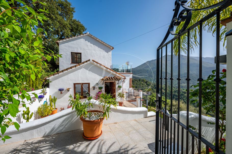 Casa de campo completamente renovada con espectaculares vistas al mar, Casares