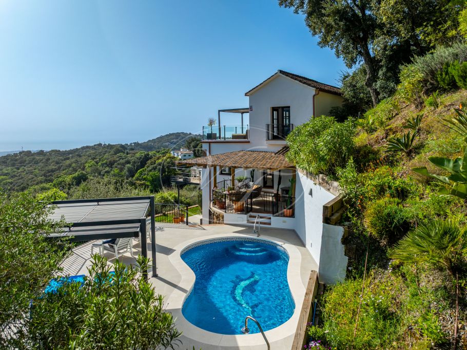 Casa de campo completamente renovada con espectaculares vistas al mar, Casares