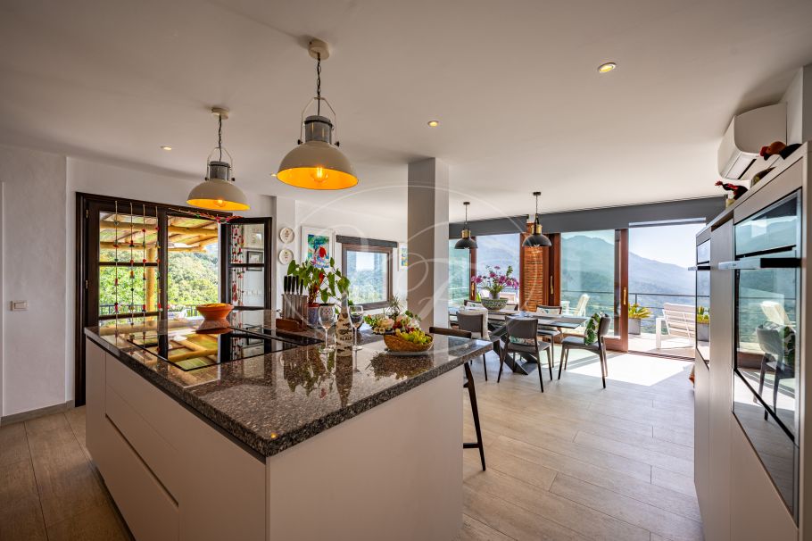 Casa de campo completamente renovada con espectaculares vistas al mar, Casares