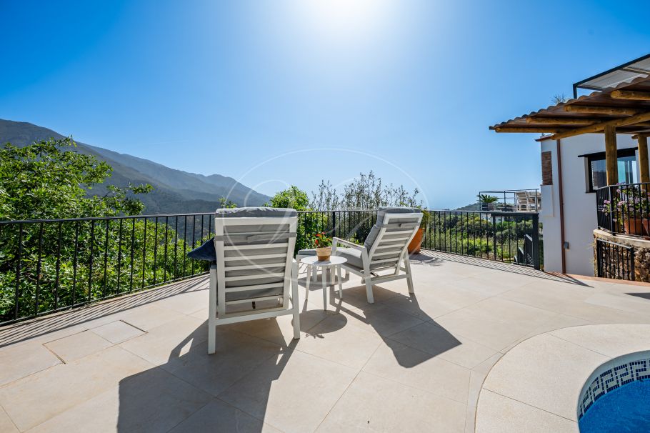 Casa de campo completamente renovada con espectaculares vistas al mar, Casares