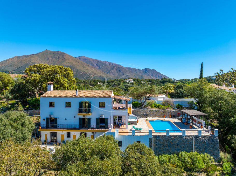 Country property with guest house and seaview, Casares