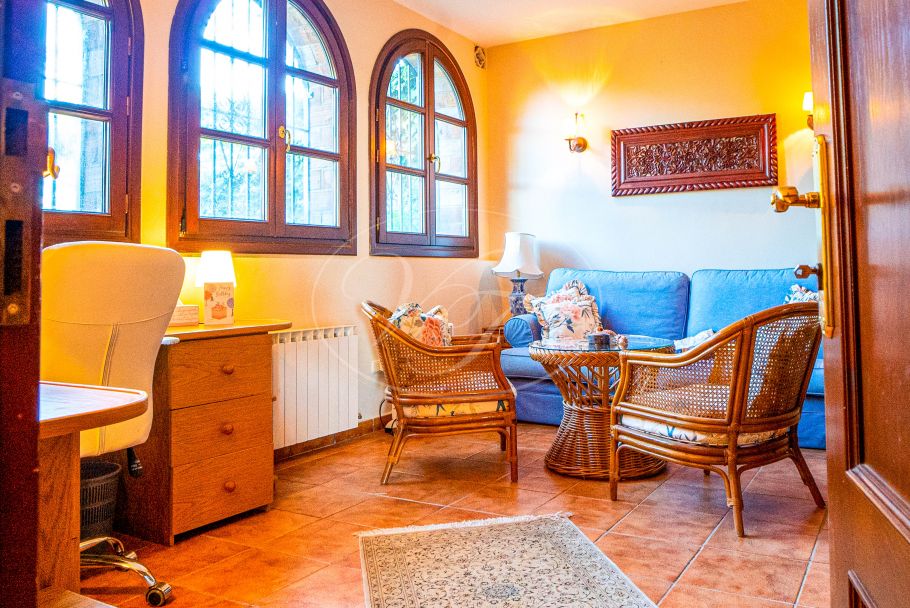 Encantadora finca rústica con vistas abiertas al mar, Estepona