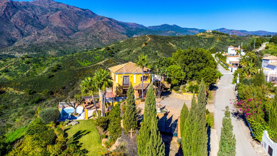 Encantadora finca rústica con vistas abiertas al mar, Estepona