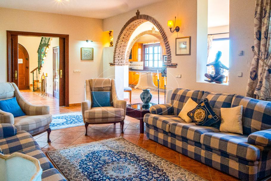 Encantadora finca rústica con vistas abiertas al mar, Estepona