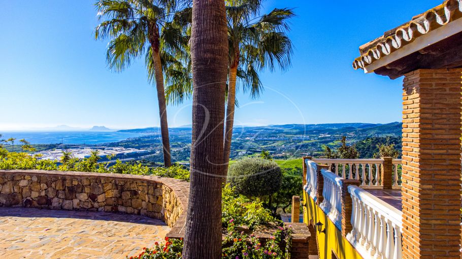 Encantadora finca rústica con vistas abiertas al mar, Estepona
