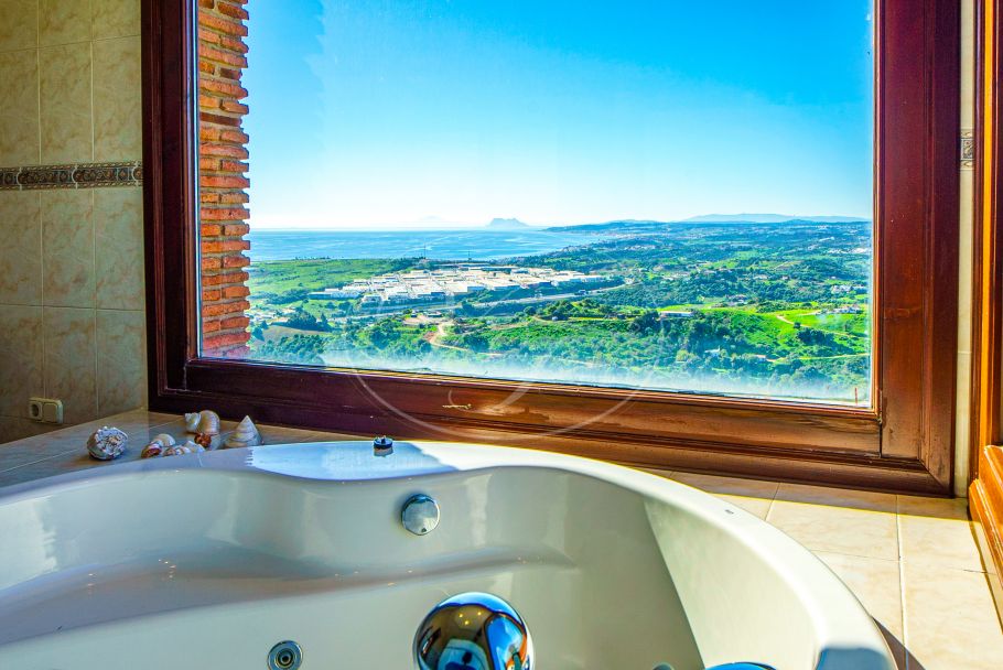 Encantadora finca rústica con vistas abiertas al mar, Estepona
