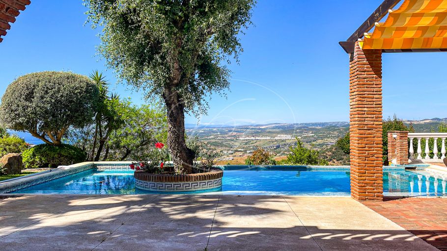 Encantadora finca rústica con vistas abiertas al mar, Estepona