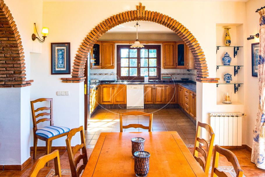 Encantadora finca rústica con vistas abiertas al mar, Estepona