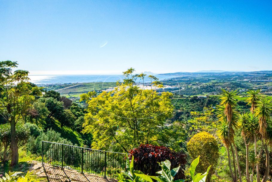 Encantadora finca rústica con vistas abiertas al mar, Estepona