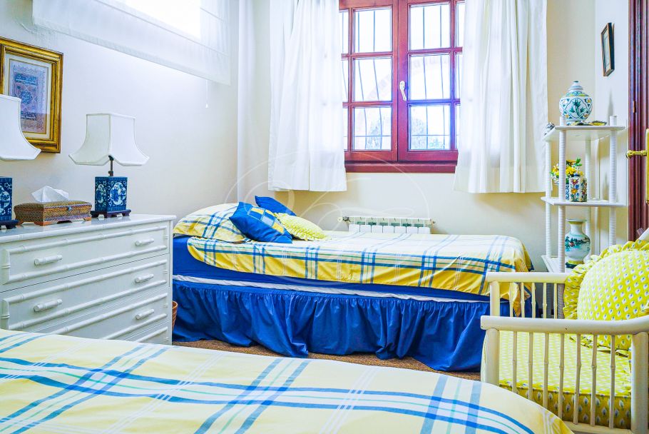 Encantadora finca rústica con vistas abiertas al mar, Estepona