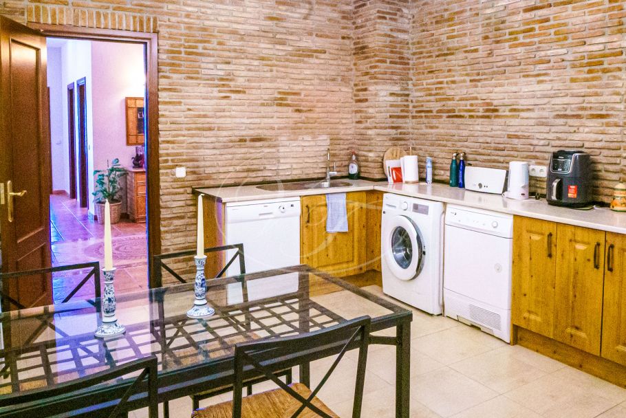 Encantadora finca rústica con vistas abiertas al mar, Estepona