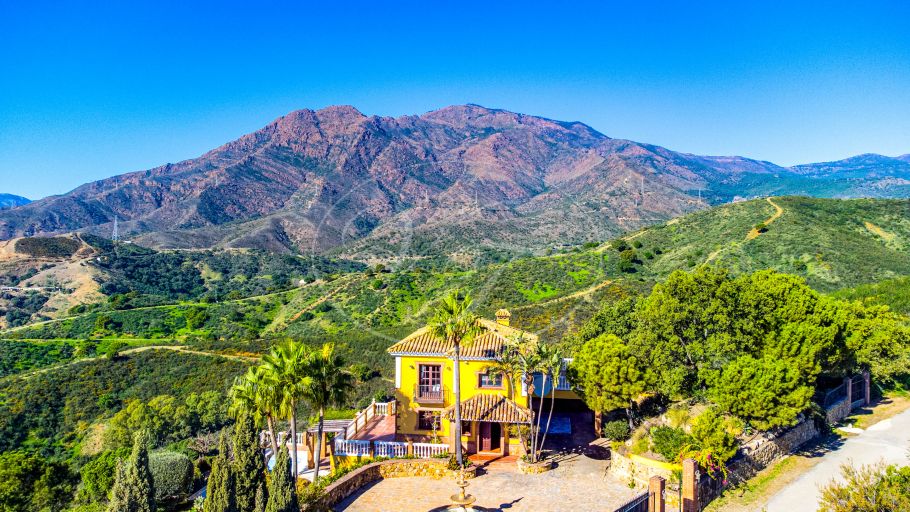 Encantadora finca rústica con vistas abiertas al mar, Estepona
