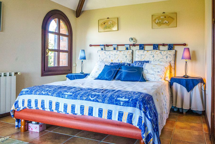 Encantadora finca rústica con vistas abiertas al mar, Estepona