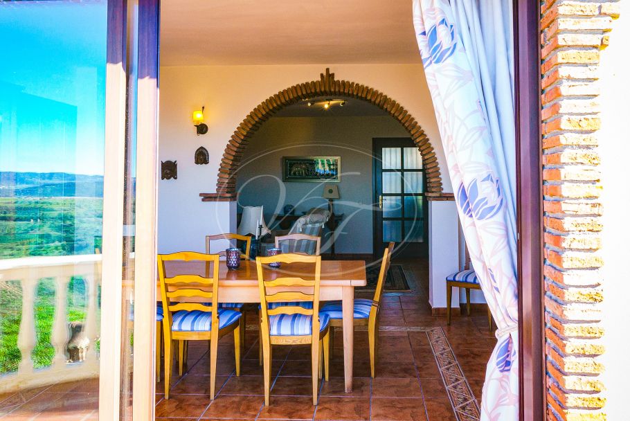 Encantadora finca rústica con vistas abiertas al mar, Estepona