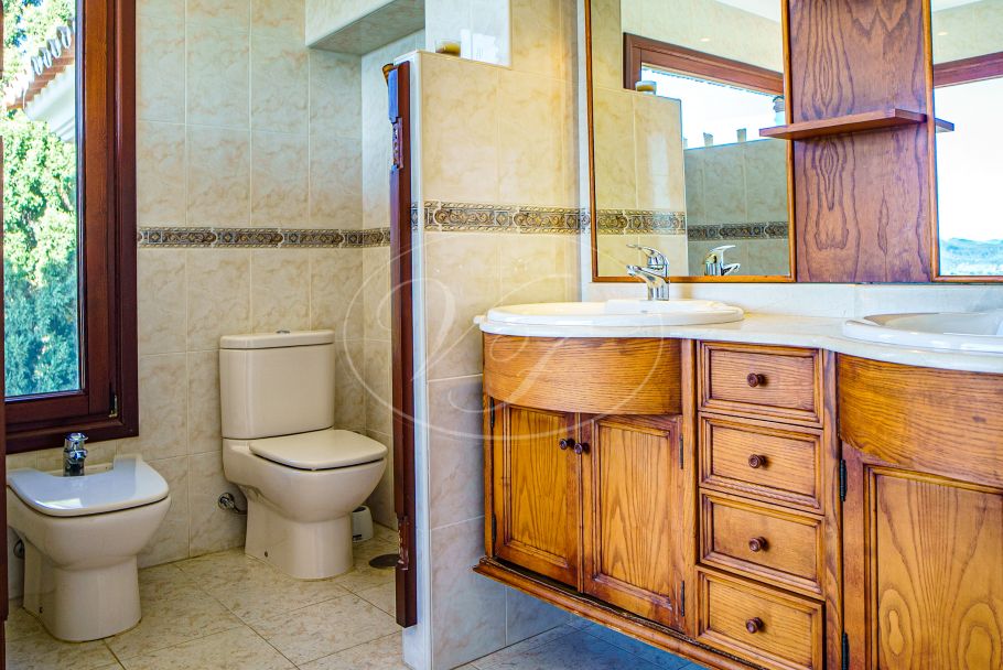 Encantadora finca rústica con vistas abiertas al mar, Estepona