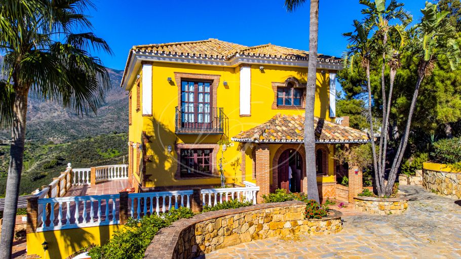 Encantadora finca rústica con vistas abiertas al mar, Estepona