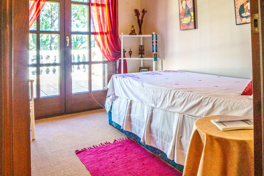 Encantadora finca rústica con vistas abiertas al mar, Estepona