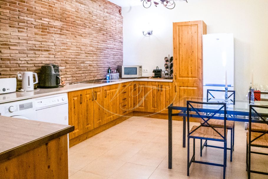 Encantadora finca rústica con vistas abiertas al mar, Estepona