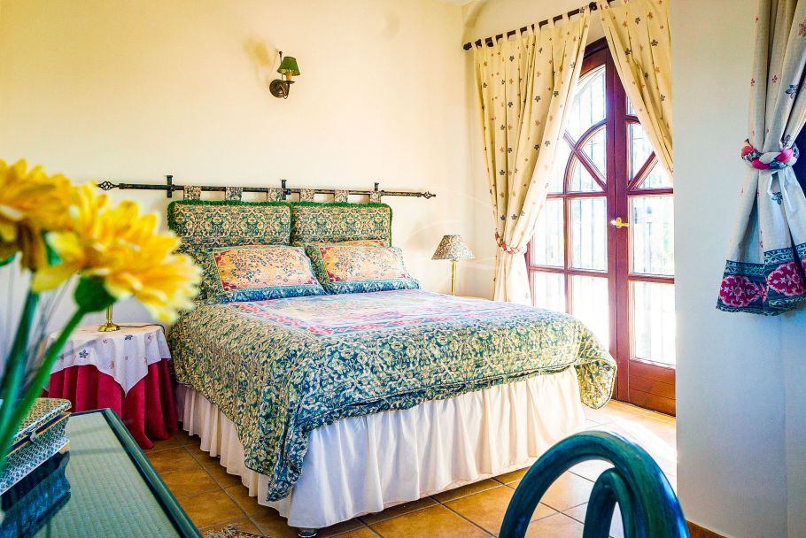 Encantadora finca rústica con vistas abiertas al mar, Estepona