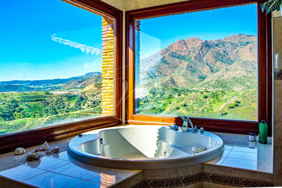 Encantadora finca rústica con vistas abiertas al mar, Estepona