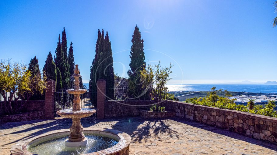 Encantadora finca rústica con vistas abiertas al mar, Estepona