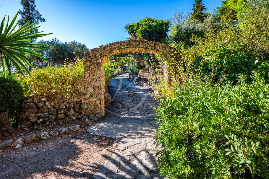Stunning cortijo with Guest Houses and Rental Opportunity, Ronda