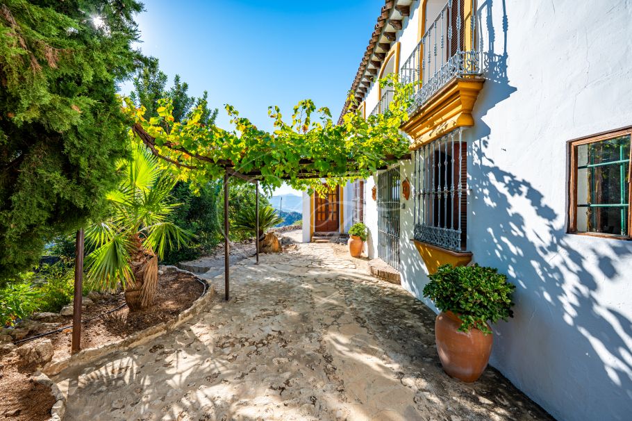 Stunning cortijo with Guest Houses and Rental Opportunity, Ronda