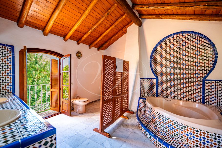 Stunning cortijo with Guest Houses and Rental Opportunity, Ronda