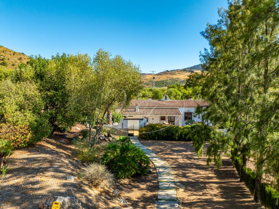 Stunning cortijo with Guest Houses and Rental Opportunity, Ronda