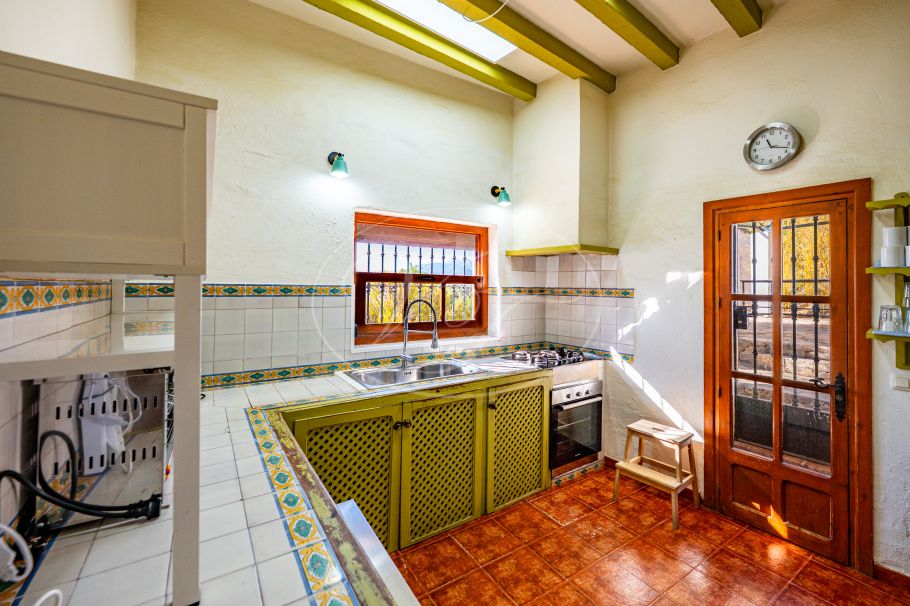 Stunning cortijo with Guest Houses and Rental Opportunity, Ronda