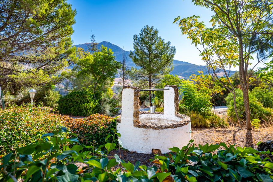 Stunning cortijo with Guest Houses and Rental Opportunity, Ronda