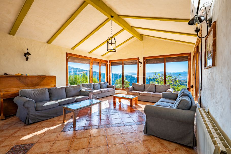 Stunning cortijo with Guest Houses and Rental Opportunity, Ronda
