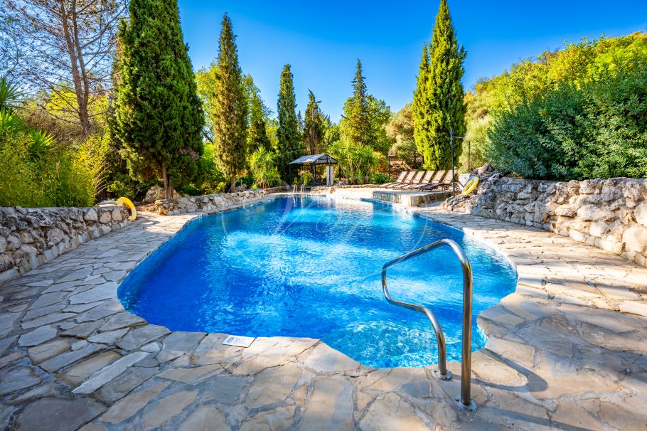 Stunning cortijo with Guest Houses and Rental Opportunity, Ronda