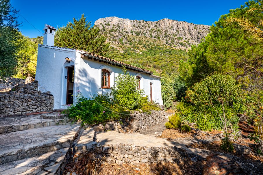 Stunning cortijo with Guest Houses and Rental Opportunity, Ronda