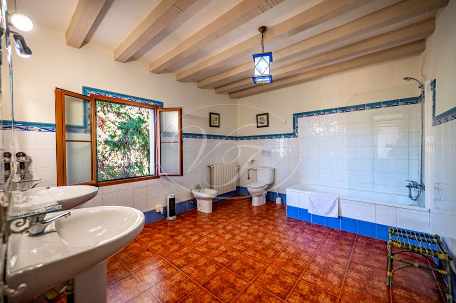 Stunning cortijo with Guest Houses and Rental Opportunity, Ronda