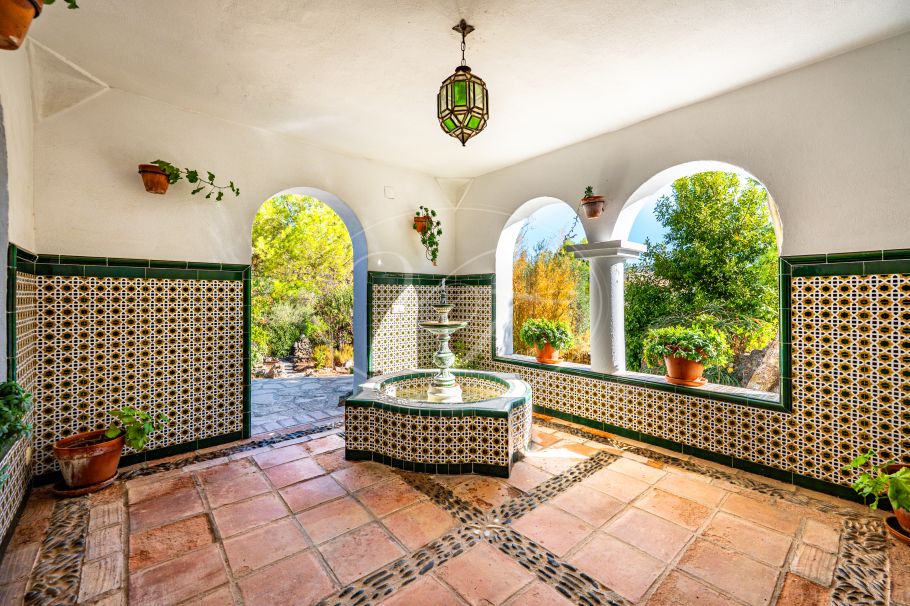 Stunning cortijo with Guest Houses and Rental Opportunity, Ronda