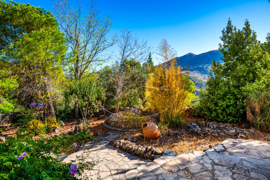 Stunning cortijo with Guest Houses and Rental Opportunity, Ronda