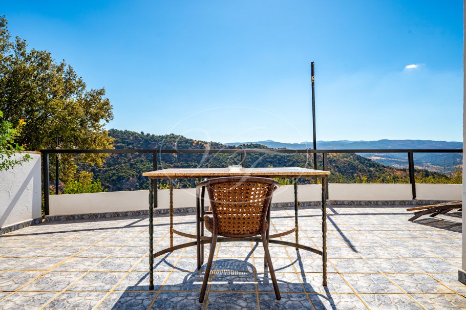 Stunning cortijo with Guest Houses and Rental Opportunity, Ronda